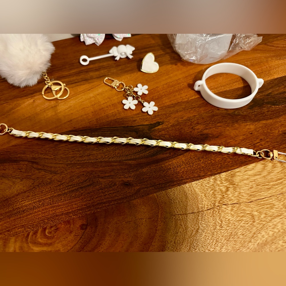 Tumbler accessories - White Floral Charm Strap and Pom Pom Keychain Set - NEW - Picture 8 of 8